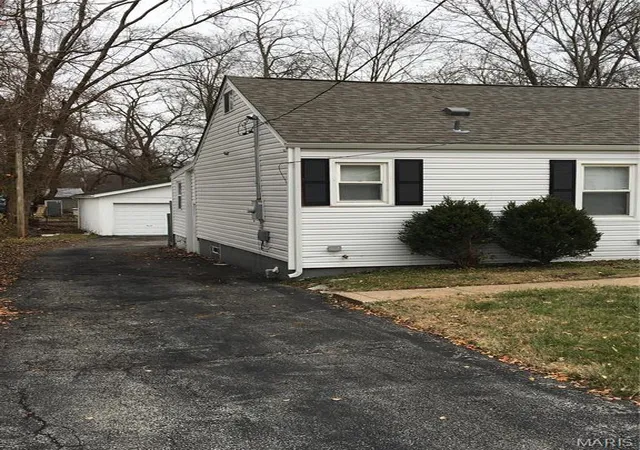 Photo 2 of Single Family Residence at 2812 Annapolis Ave, Saint Louis, MO 63114 | MLS# MIS24078554 |  | Sold on 2025-08-28