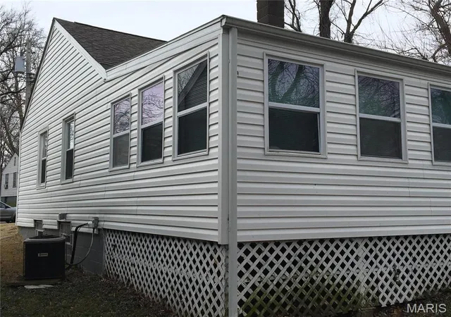 Photo 3 of Single Family Residence at 2812 Annapolis Ave, Saint Louis, MO 63114 | MLS# MIS24078554 |  | Sold on 2025-08-28