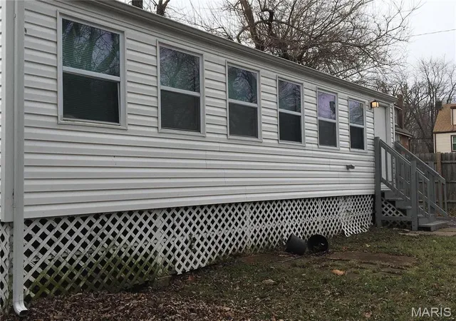 Photo 4 of Single Family Residence at 2812 Annapolis Ave, Saint Louis, MO 63114 | MLS# MIS24078554 |  | Sold on 2025-08-28