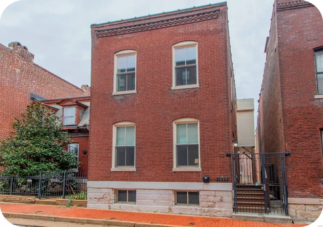 Single Family Residence at 1225 Allen Market Ln, Saint Louis, MO 63104 | MLS# MIS24078557 |  | Sold on 2025-02-05