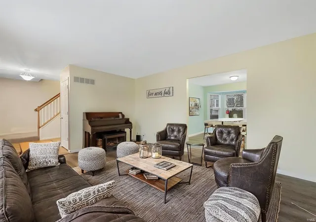 Photo 4 of Single Family Residence at 6006 Cardinal Creek Dr, Saint Louis, MO 63129 | MLS# MIS24078564 | | Sold on 2025-01-30