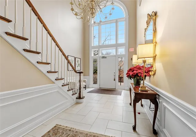 Photo 2 of Condominium at 9019 Sedgwick Pl Dr, Saint Louis, MO 63124 | MLS# MIS24078598 |  | Sold on 2025-02-06