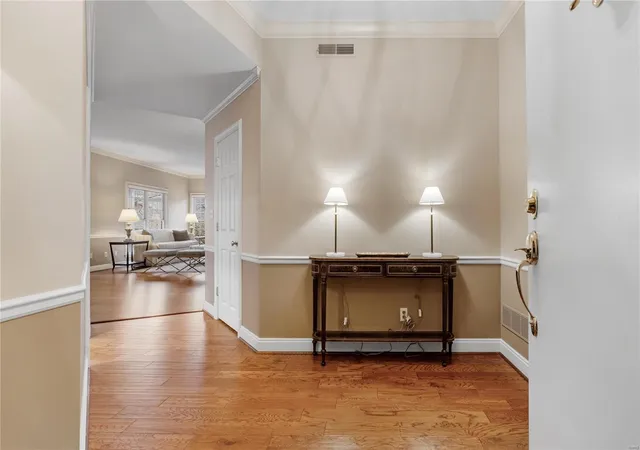 Photo 3 of Condominium at 9019 Sedgwick Pl Dr, Saint Louis, MO 63124 | MLS# MIS24078598 |  | Sold on 2025-02-06