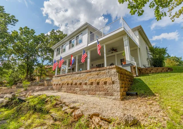 Photo 4 of Single Family Residence at 315 Arrowhead Dr, Camdenton, MO 65020 | MLS# MIS24078627 |  | Sold on 2025-03-27
