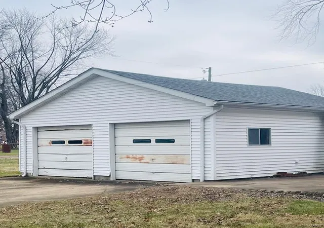 Photo 5 of Single Family Residence at 402 S 5Th, Owensville, MO 65066 | MLS# MIS24078664 | | Sold on 2025-06-13