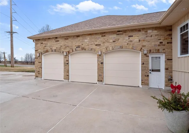Photo 4 of Single Family Residence at 5 Willow Creek Ct, Saint Charles, MO 63304 | MLS# MIS24078672 | | Sold on 2025-02-10