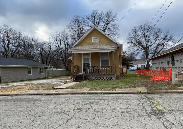 Photo 2 of Single Family Residence at 705 N Clark St, Mexico, MO 65265 | MLS# MIS24079010 | | Sold on 2025-01-16