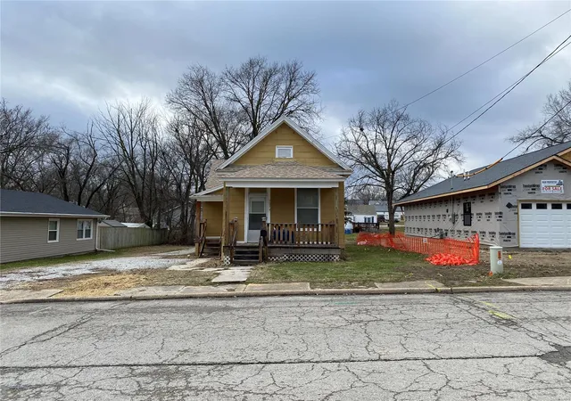 Photo 4 of Single Family Residence at 705 N Clark St, Mexico, MO 65265 | MLS# MIS24079010 | | Sold on 2025-01-16