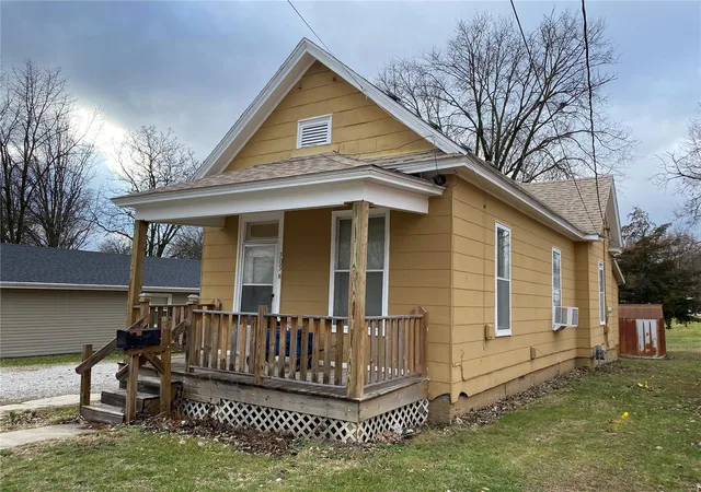 Photo 5 of Single Family Residence at 705 N Clark St, Mexico, MO 65265 | MLS# MIS24079010 | | Sold on 2025-01-16