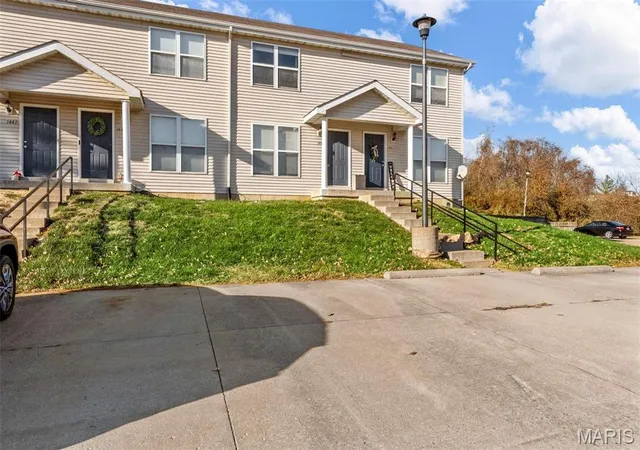 Photo 2 of Townhouse at 1443 Alberta Dr, Saint Charles, MO 63303 | MLS# MIS25000189 | | Sold on 2025-07-30