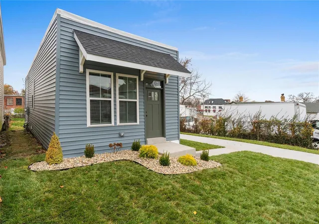 Photo 3 of Single Family Residence at 819 Regina Ave, Saint Louis, MO 63125 | MLS# MIS25000209 | | Sold on 2025-05-09