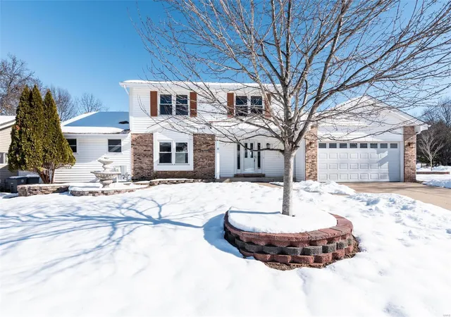 Single Family Residence at 32 Barrington Dr, Saint Peters, MO 63376 | MLS# MIS25000443 | | Sold on 2025-03-18