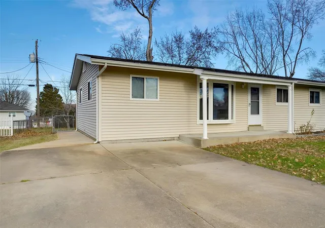 Photo 3 of Single Family Residence at 9511 Bobmar Dr, Saint Louis, MO 63123 | MLS# MIS25000444 | | Sold on 2025-02-03