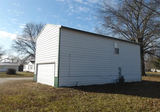 Photo 4 of Single Family Residence at 203 Poplar Street, Montgomery City, MO 63361 | MLS# MIS25000480 | | Sold on 2025-02-07