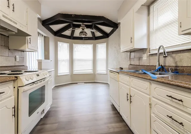 Photo 4 of Single Family Residence at 9012 Laurel Ave, Kansas City, MO 64138 | MLS# MIS25000613 | | Sold on 2025-01-28