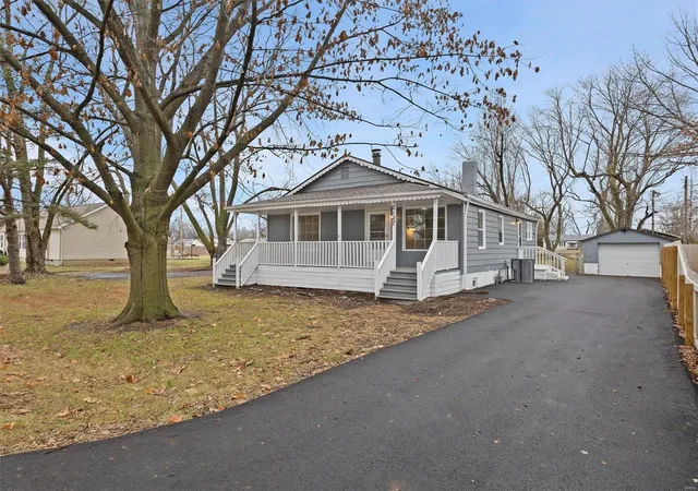 Single Family Residence at 2127 Lynn St, East Saint Louis, IL 62206 | MLS# MIS25000689 | | Sold on 2025-04-11