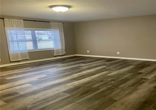 Photo 3 of Single Family Residence at 504 E 4Th St, New London, MO 63459 | MLS# MIS25000808 | | Sold on 2025-03-18