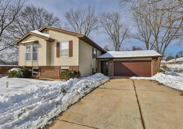 Photo 1 of Single Family Residence at 6 Park Charles Blvd S, Saint Peters, MO 63376 | MLS# MIS25001069 |  | Sold on 2025-02-12