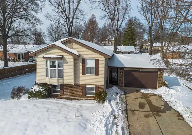Photo 2 of Single Family Residence at 6 Park Charles Blvd S, Saint Peters, MO 63376 | MLS# MIS25001069 |  | Sold on 2025-02-12