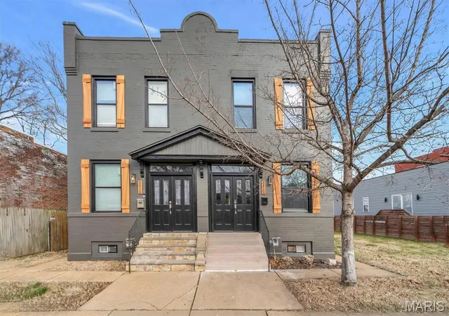 Townhouse for sale at 2811 Hickory St, Saint Louis, MO 63104 | MLS# MIS25001077 | Listing updated on 2025-10-23