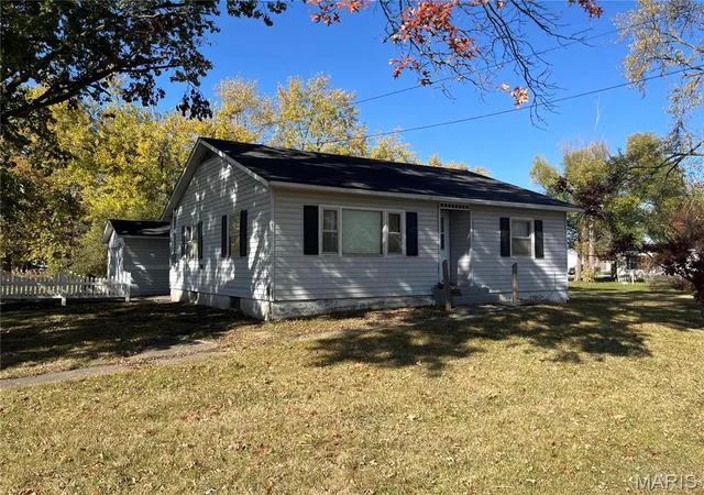 Photo 1 of Single Family Residence at 983 W Chestnut St, Kahoka, MO 63445 | MLS# MIS25001224 | | Sold on 2025-08-29