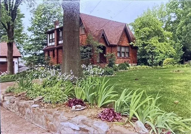 Single Family Residence at 1327 Craig Rd, Saint Louis, MO 63146 | MLS# MIS25001445 | | Sold on 2025-04-22