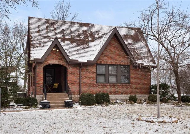 Photo 2 of Single Family Residence at 1327 Craig Rd, Saint Louis, MO 63146 | MLS# MIS25001445 | | Sold on 2025-04-22