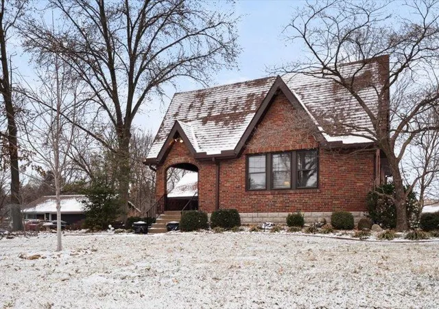 Photo 3 of Single Family Residence at 1327 Craig Rd, Saint Louis, MO 63146 | MLS# MIS25001445 | | Sold on 2025-04-22