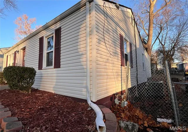 Photo 3 of Single Family Residence at 3222 W Tennyson Ave, Saint Louis, MO 63114 | MLS# MIS25001447 | | Sold on 2026-01-05