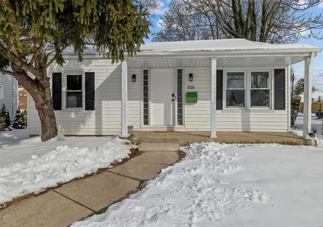 Single Family Residence at 1720 Gallaher Ave, Saint Charles, MO 63301 | MLS# MIS25001476 | | Sold on 2025-02-06