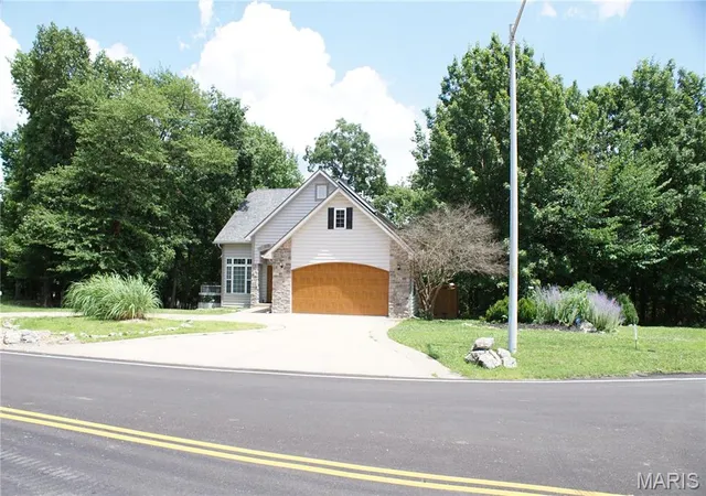 Photo 1 of Single family home for sale at 10 Anemone Rd, Lake Ozark, MO 65049 | MLS# MIS25001585 | Listing updated on 2026-01-01