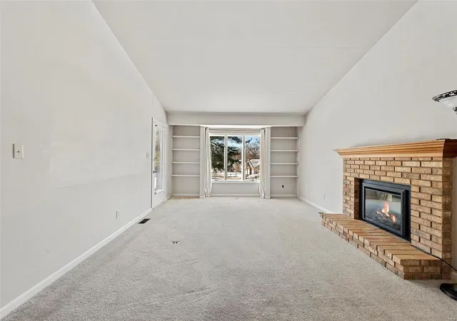 Photo 3 of Villa at 1105 Chase Dr, Lake Saint Louis, MO 63367 | MLS# MIS25001952 | | Sold on 2025-04-04