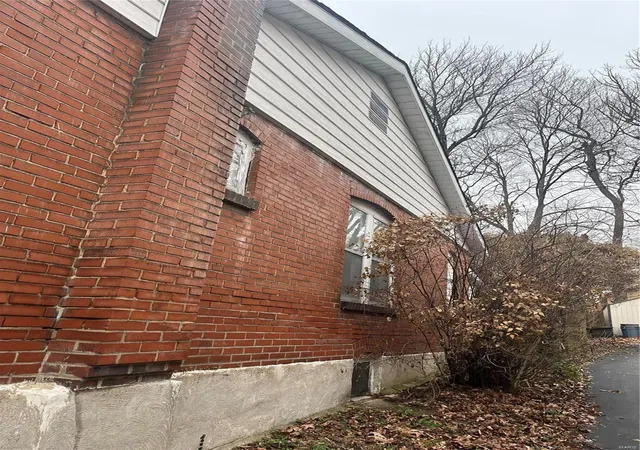Photo 3 of Single Family Residence at 2131 Princeton Pl, Saint Louis, MO 63117 | MLS# MIS25002213 | | Sold on 2025-02-05