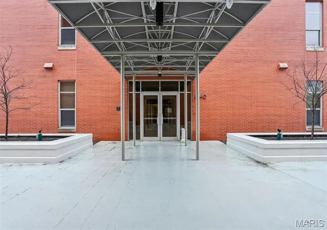 Photo 2 of Condominium at 6340 Clayton Rd #207, Saint Louis, MO 63117 | MLS# MIS25002317 | | Sold on 2025-09-18