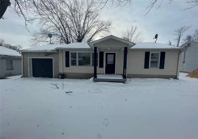 Single Family Residence at 224 Julian Ave, East Saint Louis, IL 62206 | MLS# MIS25002465 | | Sold on 2025-01-30