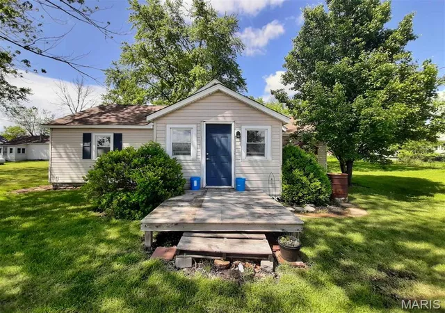 Photo 4 of Single Family Residence at 708 E Pear Ave, Owensville, MO 65066 | MLS# MIS25002497 | | Sold on 2025-11-07