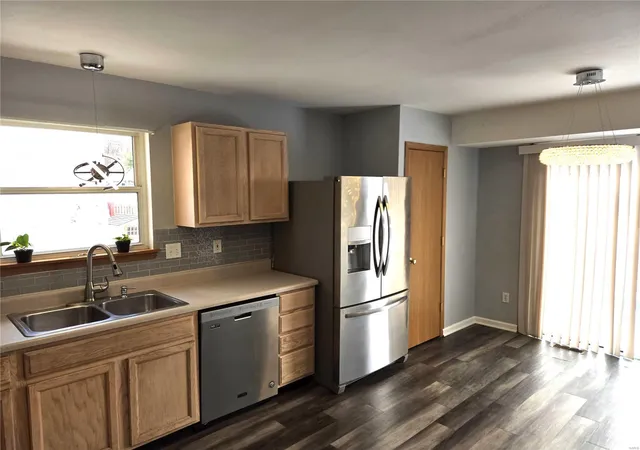 Photo 4 of Single Family Residence at 10712 Oak Pointe Dr, Saint Ann, MO 63074 | MLS# MIS25002724 | | Sold on 2025-03-12