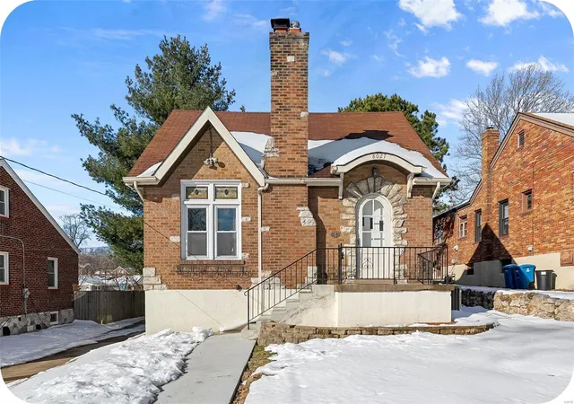 Single Family Residence at 8027 Wynwood Dr, Saint Louis, MO 63123 | MLS# MIS25002924 | | Sold on 2025-02-13