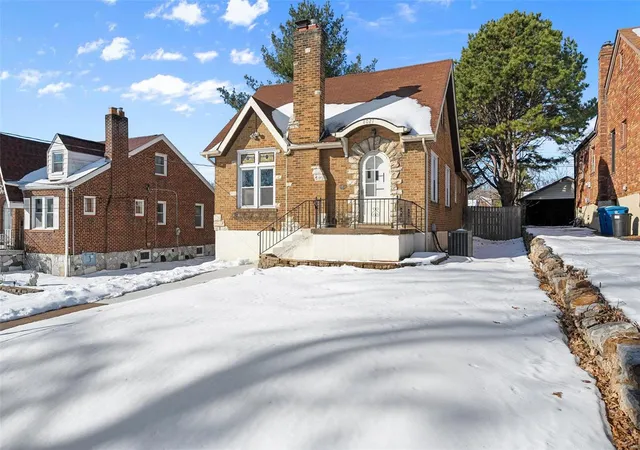 Photo 3 of Single Family Residence at 8027 Wynwood Dr, Saint Louis, MO 63123 | MLS# MIS25002924 | | Sold on 2025-02-13