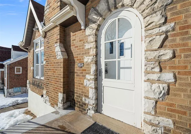Photo 4 of Single Family Residence at 8027 Wynwood Dr, Saint Louis, MO 63123 | MLS# MIS25002924 | | Sold on 2025-02-13