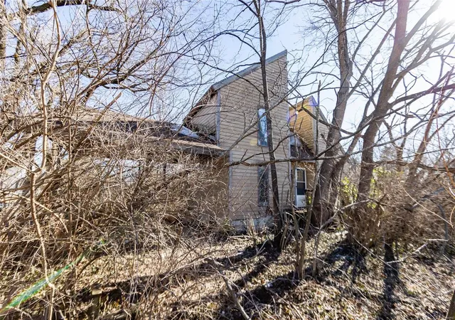Photo 2 of Single Family Residence at 256 E Charles St, Saint James, MO 65559 | MLS# MIS25003106 | | Sold on 2025-03-24