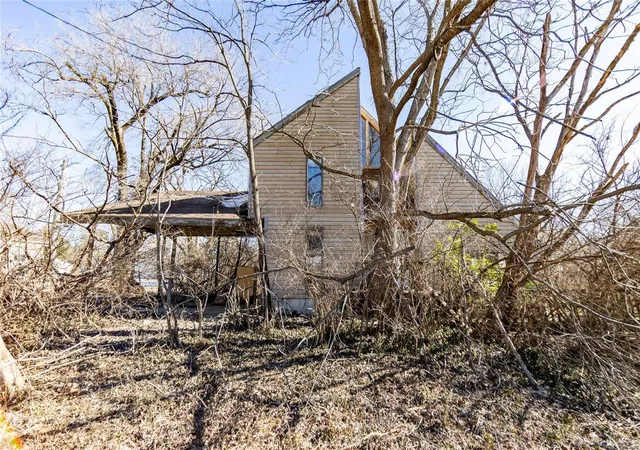 Photo 3 of Single Family Residence at 256 E Charles St, Saint James, MO 65559 | MLS# MIS25003106 | | Sold on 2025-03-24