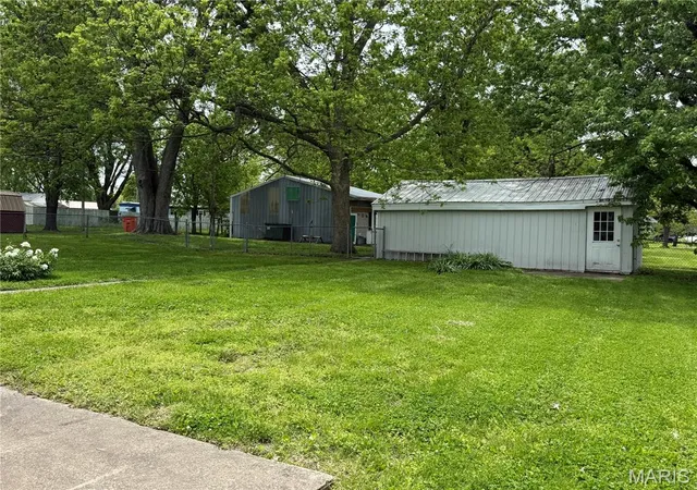 Photo 4 of Single Family Residence at 802 S Borders Ave, Marissa, IL 62257 | MLS# MIS25003138 | | Sold on 2025-11-06