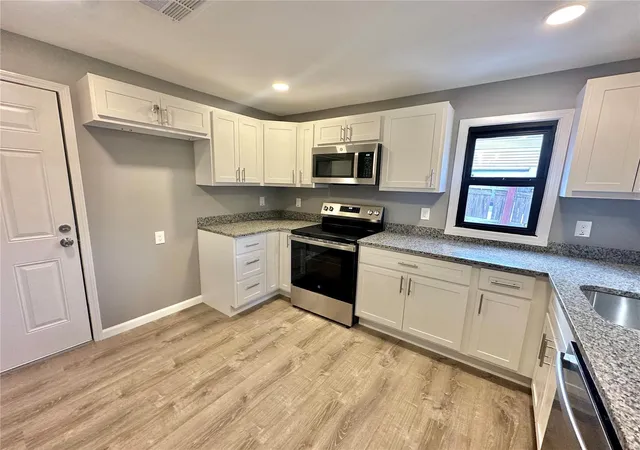 Photo 3 of Single Family Residence at 5220 Lakewood Ave, Saint Louis, MO 63123 | MLS# MIS25003384 | | Sold on 2025-05-20