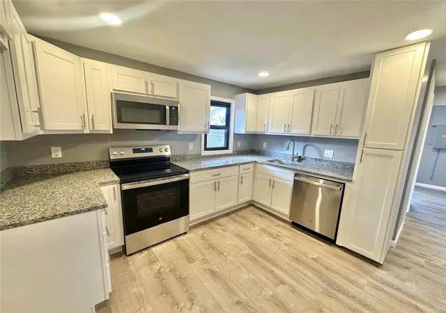 Photo 4 of Single Family Residence at 5220 Lakewood Ave, Saint Louis, MO 63123 | MLS# MIS25003384 | | Sold on 2025-05-20