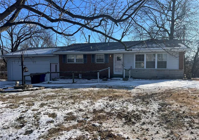 Single Family Residence at 100 Tel Haven Ct, Saint Louis, MO 63129 | MLS# MIS25003673 | | Sold on 2025-02-18