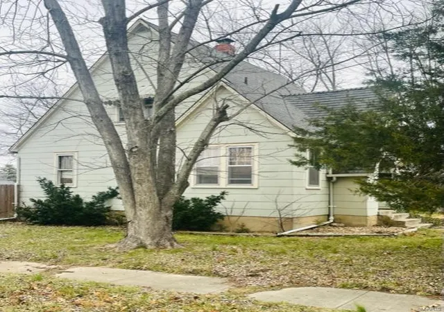 Photo 2 of Single Family Residence at 301 E Franklin, Owensville, MO 65066 | MLS# MIS25003693 | | Sold on 2025-03-24