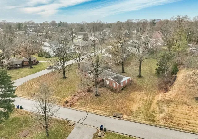 Photo 3 of Single Family Residence at 1401 Kendon Dr, Saint Louis, MO 63131 | MLS# MIS25004171 | | Sold on 2025-04-04