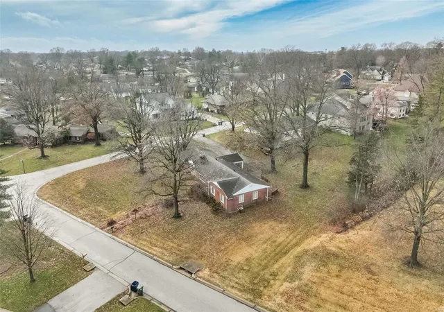 Photo 4 of Single Family Residence at 1401 Kendon Dr, Saint Louis, MO 63131 | MLS# MIS25004171 | | Sold on 2025-04-04