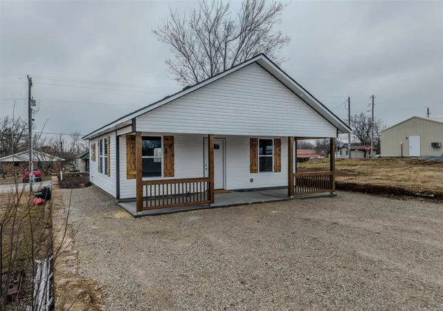 Photo 3 of Single Family Residence at 107 S Main St, Conway, MO 65632 | MLS# MIS25004184 | | Sold on 2025-04-30